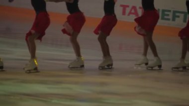 ALMATY, KAZAKHSTAN - 27 Eylül 2023: Hokey takımı taraftarları maç başlamadan önce hokey arenasında gösteri yaptılar. Genç kadınlar buz pateni pistinde destek ekibinde dans ediyor.