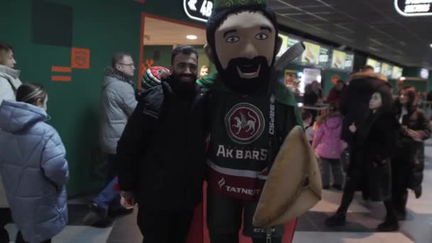 Almaty Kazakhstan September 2023 Man Berdiri Samping Aktor Dalam Kostum — Stok Video