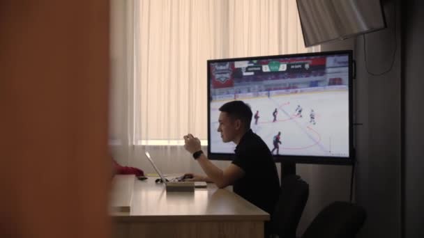 Almaty Kazakhstan September 2023 Team Hockey Kids Kijkt Hockeywedstrijden Televisie — Stockvideo