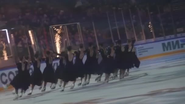 알마티 카자흐스탄 2023 재능있는 스케이팅 선수는 앞에서 얼음에 팬들을 즐겁게합니다 — 비디오