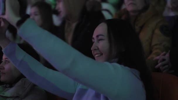 Almaty Kazakhstan September 2023 Молода Жінка Стоїть Хокейному Стадіоні Знімаючи — стокове відео