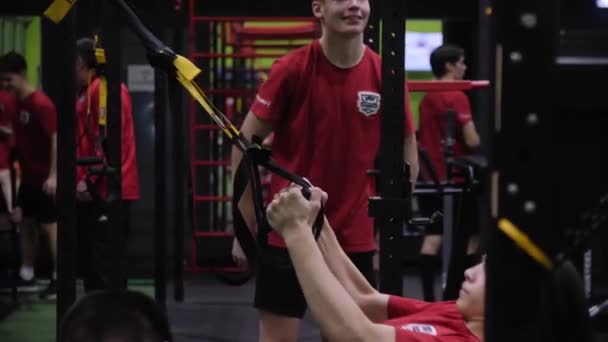 Almaty Kazakhstan September 2023 Jongeman Traint Sportschool Door Borstspieren Pompen — Stockvideo