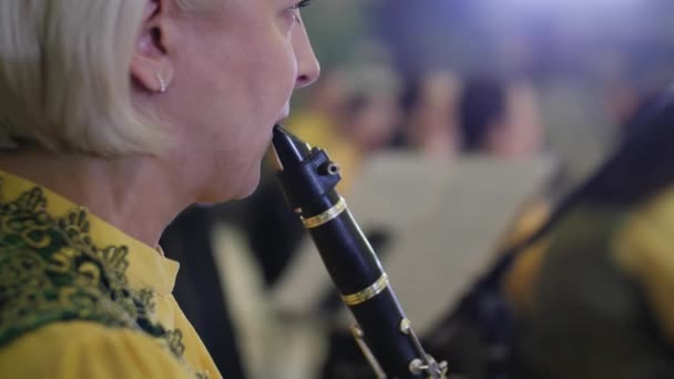 アルマニー カザフスタン セプター27 2023 女性は閉じている人々の間で楽器を演奏します プロの女性ミュージシャンが聴衆に対して手で保持する音楽の調子を吹く — ストック動画