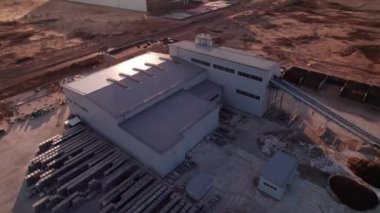 Fabrika, güneş ışığı altında endüstriyel komplekste. Sonbaharın sonlarında endüstriyel park sınırlarında bulunan üretim atölyesi