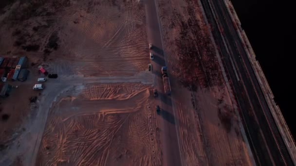 Camionul Deplasează Vechiul Drum Dincolo Mașinile Parcate Prin Zona Industrială — Videoclip de stoc