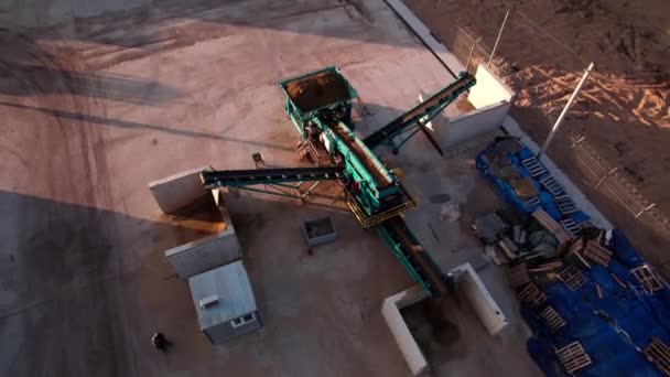 工业区内的特殊加工设备 偏远地区的员工在阳光下为工业目的使用自动售货机 — 图库视频影像