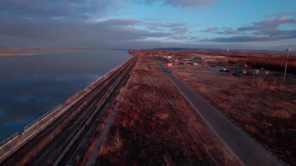 Väg Mitt Industriområdet Med Flod Till Vänster Motorvägen Sträcker Sig — Stockvideo