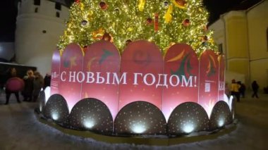 ALMATY, KAZAKHSTAN - HAZİRAN 03 2023: Altında Mutlu Yıllar yazan yeni yıl ağacı. Parlak dekore edilmiş Noel ağacı ziyaretçileri yeni yıl ruhuyla karşılamaya hazır.