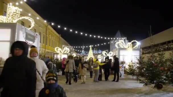 アルゼンチン カザフスタン January 2023 子供連れの群衆が大晦日に装飾された通りを歩いています 訪問者は装飾された通りに祝祭の雰囲気を楽しみに行く — ストック動画