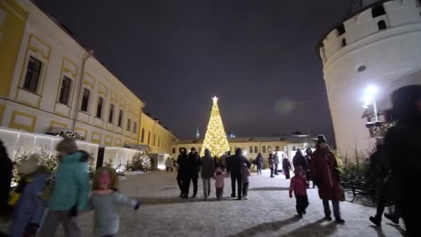 Almaty Kazakhstan Ιανουαριοσ 2023 Πολίτες Περπατούν Στην Πλατεία Δίπλα Στο — Αρχείο Βίντεο