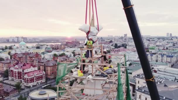 Almatie Kazakhstan August 2023 Werknemers Grijpen Verpakte Ster Toren Installeren — Stockvideo
