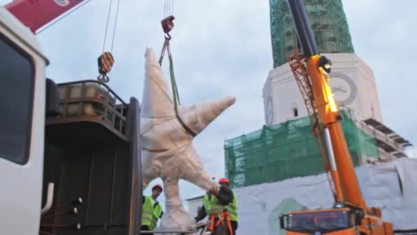 Almaty Kazakhstan August 2023 Construction Men Fix Wrapped Star Crane — Stock Video