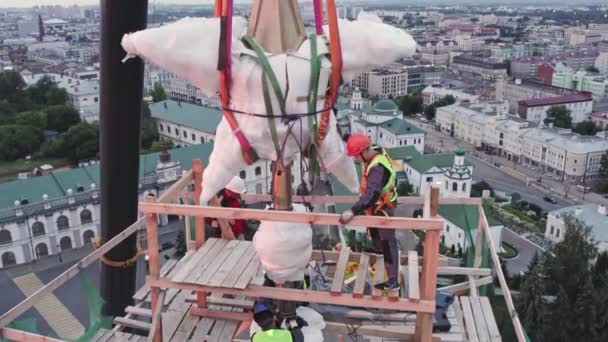 Almaty Kazakhstan 2023年8月13日 一支熟练的劳工队伍登上了塔顶上的星星 男子穿着防护帽 站在脚手架上布置装饰 — 图库视频影像