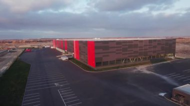 Malları yüklemek için çok sayıda kamyonu barındıran geniş bir depo alanı. Kış mevsiminde park yeri olan depo alanı