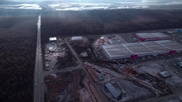 遠隔地に工業地帯を有する大きな土地 霧の天気の眺めの森林地帯の工業地帯を通過する車 — ストック動画