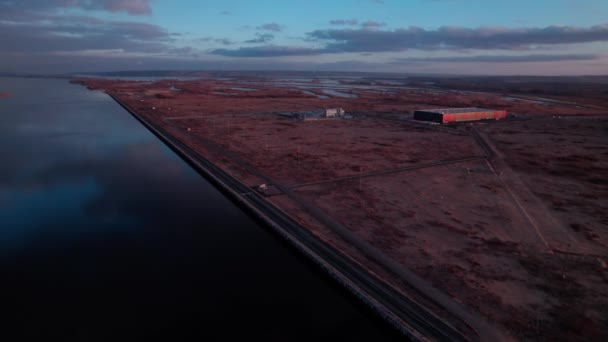 Expansiv Tomt Avsedd För Industriellt Bruk Intill Floden Med Strukturer — Stockvideo