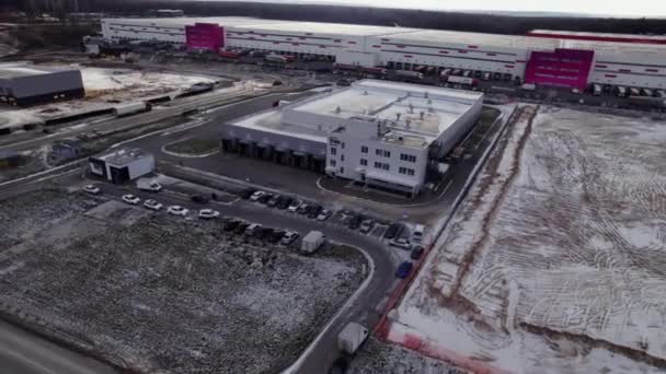 Industripark Med Väginfrastruktur Med Parkerade Bilar Anställda Fryst Mark Industrizonens — Stockvideo