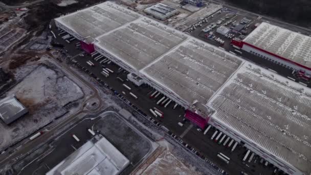 ゲートの近くに駐車トラックが設置された巨大な倉庫ビル ストアハウスは 異なる都市への輸送のためのトラックに製品を提供します — ストック動画