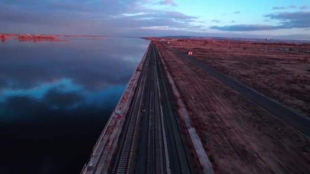 Järnvägsspår Stranden Längs Lugna Floden Efter Solnedgången Fjärrområde Långt Från — Stockvideo