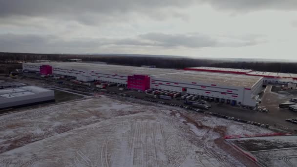 冬季在大楼周围的停车场上有卡车的正常运作的仓库 装载货物的卡车驶过仓库停车区 — 图库视频影像