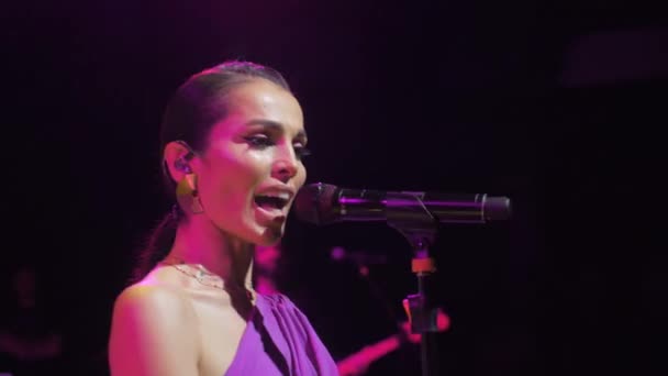 Almaty Kazakhstan Novembro 2023 Vocalista Feminina Cabelos Escuros Realiza Dança — Vídeo de Stock