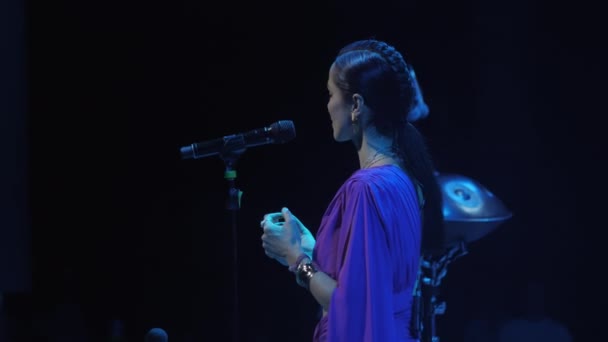 Almaty Kazakhstan Novembro 2023 Jovem Cantora Chique Enfeita Palco Entregando — Vídeo de Stock