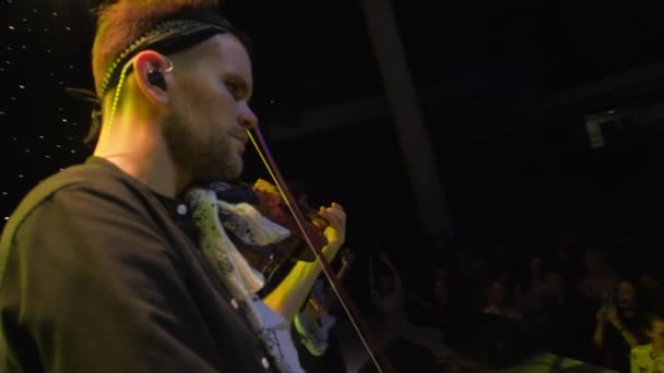 Almaty Kazakhstan Novembro 2023 Músico Homem Acompanha Cantor Tocando Violino — Vídeo de Stock