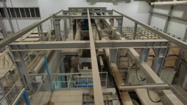 Endüstriyel santralde mineral yataklarının kırılması ve filtrelenmesi için üretim hattı. Fabrikada otomatik ekipmanla kaya cevheri işleniyor