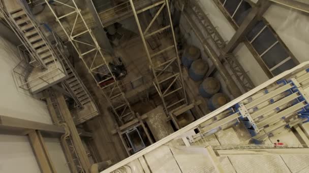 生产车间内部有垂直隧道和通往下行的梯子 工厂车间上视图中安装的旧设备 — 图库视频影像