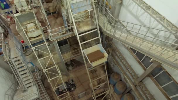 生产厂用垂直铁轨吊起矿车 运输设备将提取的沉淀物带到工厂车间上层视图中 — 图库视频影像