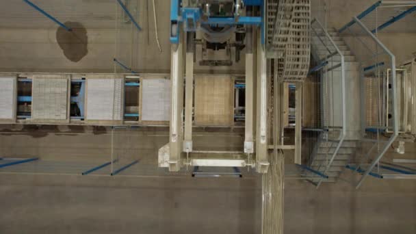 运输机械手将材料运送到工厂的生产线 机械设备在输送机上方操作 — 图库视频影像