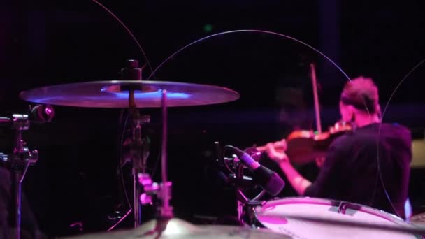 鼓手与小提琴手在摇滚音乐会特写的舞台上表演 流行的乐队在晚会上为夜总会的客人们演奏最好的流行歌曲 — 图库视频影像