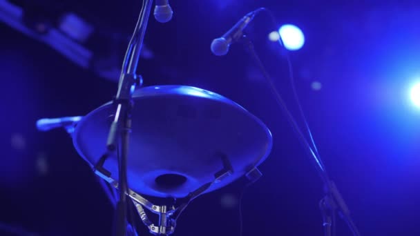 Sahneye Meditasyon Müziği Mikrofonlar Için Davul Koyun Gece Kulübünde Yenilikçi — Stok video