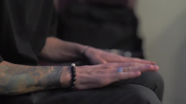 Müzikal Stüdyosunda Oturan Bir Adam Dizlerinin Üstünde Ritim Tutar Kulüpte — Stok video