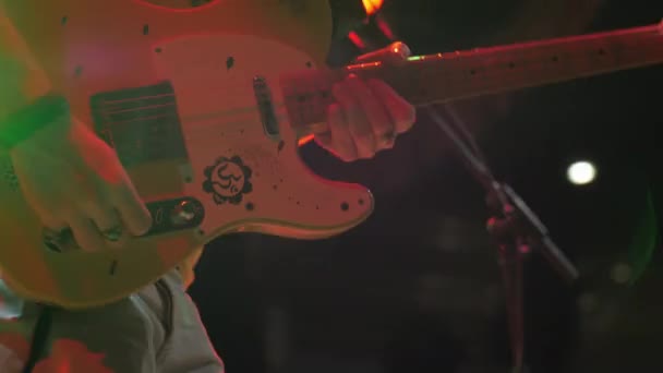 Hudebník Ladí Odstartuje Elektrickou Kytaru Koncertní Scéně Detailně Kytarista Připravuje — Stock video