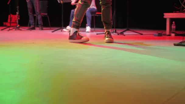 Acteur Spijkerbroek Canvas Schoenen Danst Het Podium Tijdens Groeprepetitie Theaterclose — Stockvideo