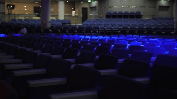 Blue Stage Lanterna Fascio Luce Muove Attraverso Auditorium Spettatore Teatro — Video Stock