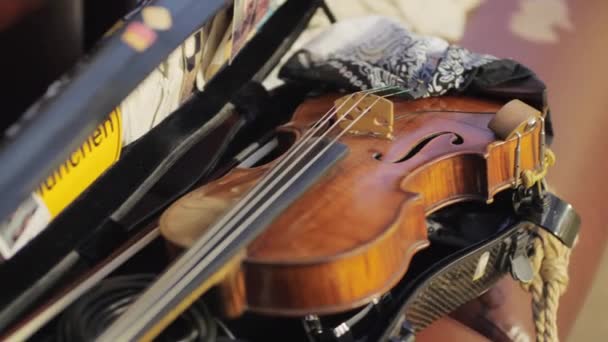 Violin Och Elektriska Strömbrytare Kablar Olåst Fall Närbild Traditionellt Musikinstrument — Stockvideo