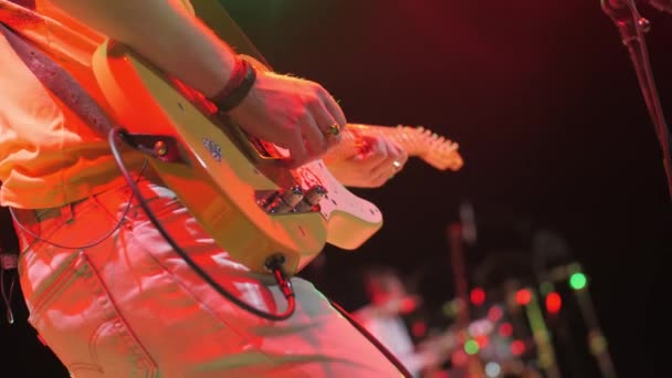 Musiker Spelar Solo Elgitarr Konsertscenen Närbild Gitarrist Framför Harmonisk Musik — Stockvideo