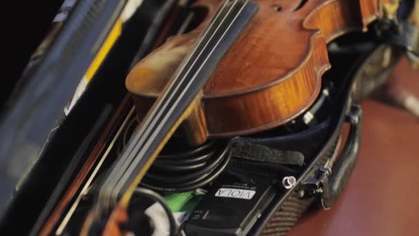 Elektrische Geige Mit Kabeln Großaufnahme Klassisches Saiteninstrument Mit Schnüren Transportbehälter — Stockvideo