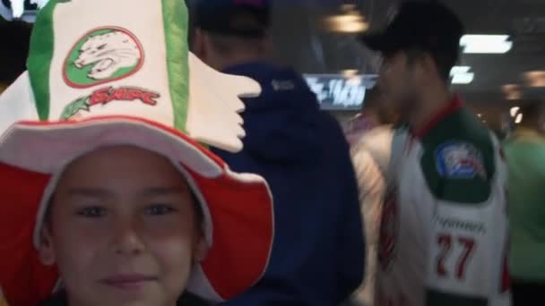 Almaty Kazakhstan December 2023 Boy Wearing Fan Hat Strolls Hall — стоковое видео