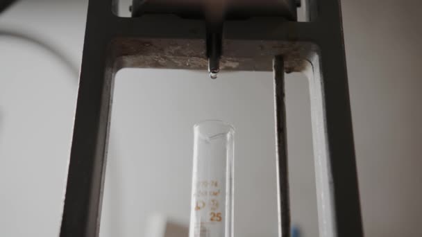 Liquid Drips Test Tube Crude Oil Fractional Distillation Lab Closeup — Wideo stockowe