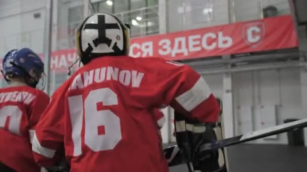 Guys Protective Helmets Hockey Practice Teenagers Prepared Training Ice Rink — Stock videók