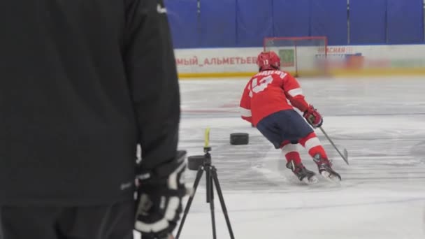Coach Looks Hockey Player Practicing Ice Skating Teenage Boy Hockey — стоковое видео