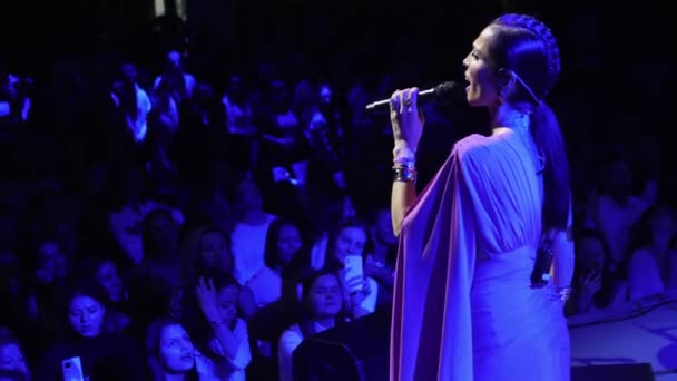 Almaty Kazakhstan November 2023 Young Woman Singer Fashionable Dress Performs — Video Stock
