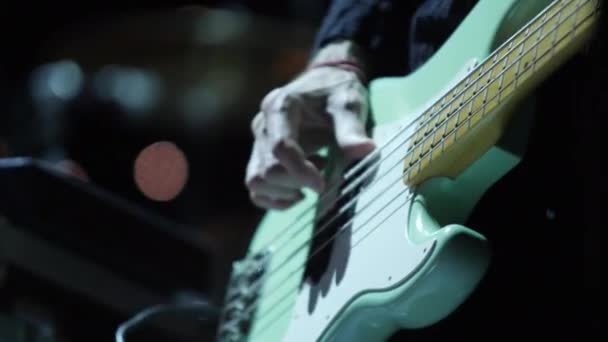 Almaty Kazakhstan Noviembre 2023 Guitarrista Masculino Toca Bajo Primer Plano — Vídeo de stock