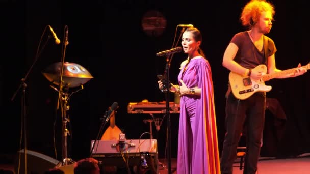 Almaty Kazakhstan Noviembre 2023 Cantante Traje Noche Canta Canción Pie — Vídeos de Stock