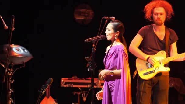 Almaty Kazakhstan Novembre 2023 Une Chanteuse Élégante Livre Une Chanson — Video