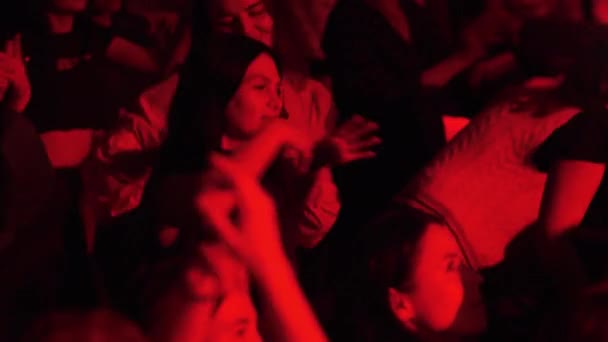 アルゼンチン カザフスタン ナイトクラブでの熱意と共に 活気あふれる人々が集まります ダンスフロアでお祝いの雰囲気を楽しむ若者たち — ストック動画