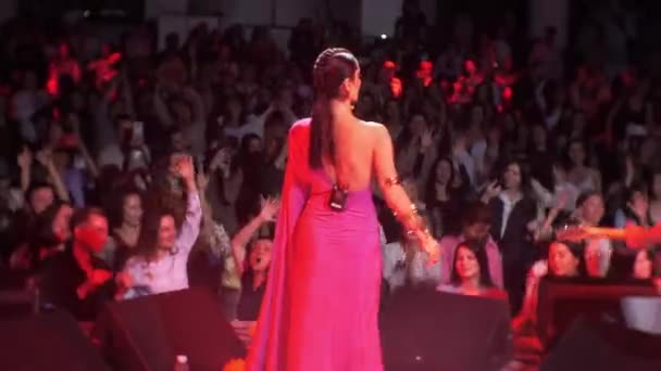 Almaty Kazakhstan Novembro 2023 Artista Feminina Vestido Noite Acende Multidão — Vídeo de Stock